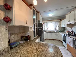 Vista da cozinha e área de jantar de uma residência em Lajeado.