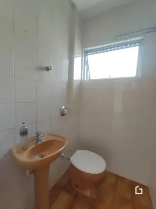 Foto da pia e do box de um banheiro.