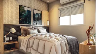 Quarto com cama e janela em ambiente interno.