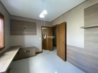 Hall de entrada com revestimento de madeira na residência.