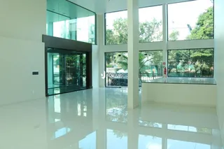 Sala de estar com grandes janelas de vidro.