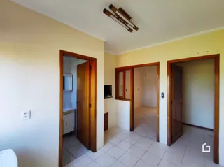 Vista de um corredor interno com portas de madeira.