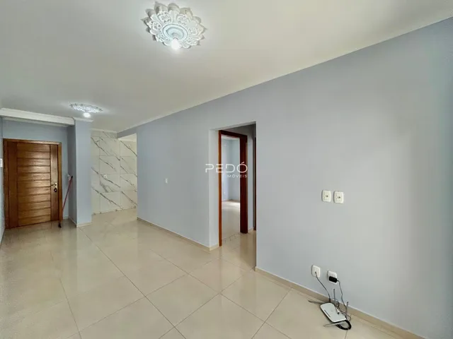 Hall da casa com piso de cerâmica e paredes claras.