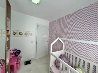 Foto de um quarto com cama e parede decorada em Lajeado.
