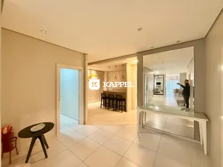 Sala de estar com piso de cerâmica e área de jantar visível ao fundo.