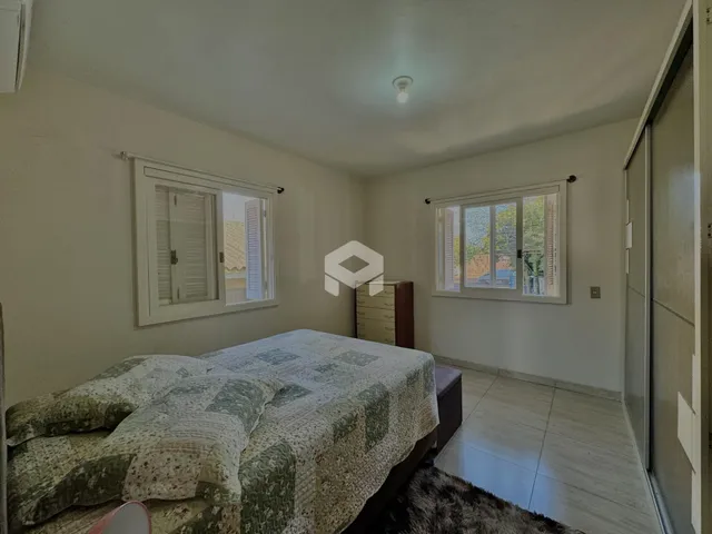 Quarto com cama e janela em um imóvel no Brasil.