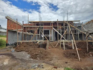 Foto da fachada de uma residência em construção em Lajeado.