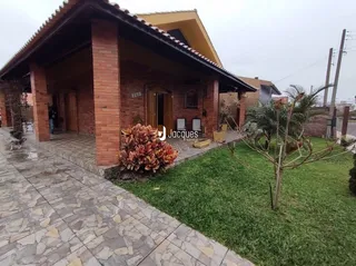 Fachada de uma casa em Lajeado, Brasil, com jardim gramado.