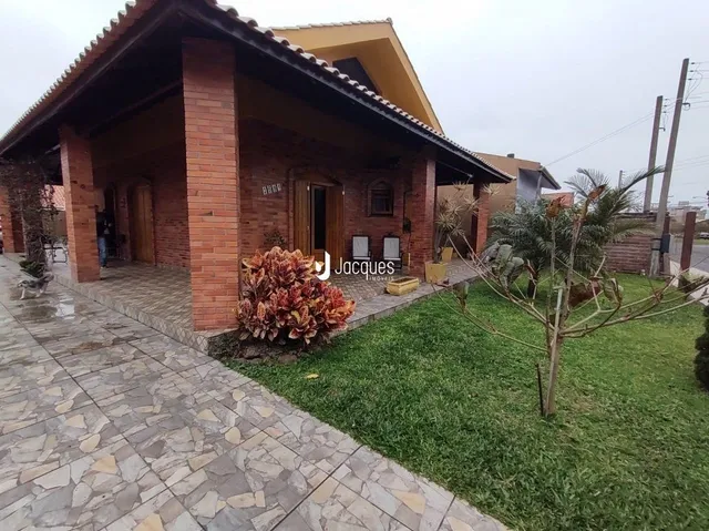 Fachada de uma casa em Lajeado, Brasil, com jardim gramado.