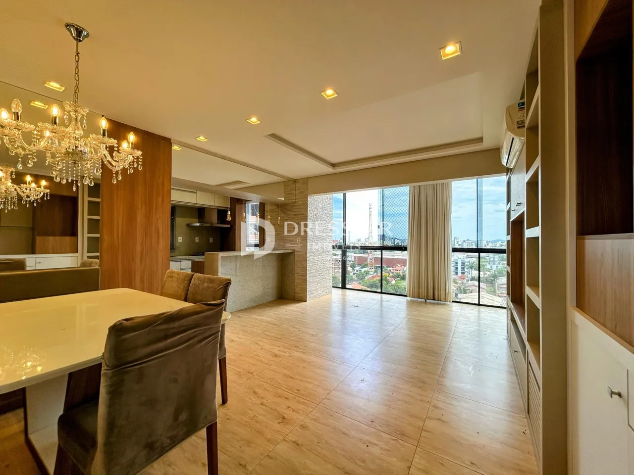 Sala de estar com piso de madeira e vista para a cidade.