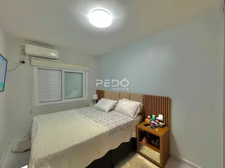Quarto com cama e janela em um imóvel.