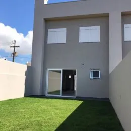 Fachada externa de uma residência em Lajeado, Brasil, com gramado em primeiro plano.