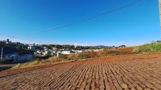 Vista da propriedade com terreno e área pavimentada em Lajeado.