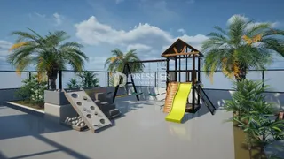 Vista externa de um jardim com palmeiras e uma estrutura de playground.