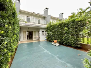 Fachada de uma casa em Lajeado, Brasil, com jardim e vegetação densa.