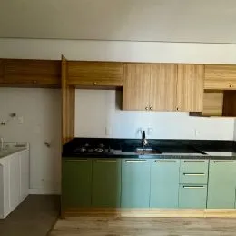 Armários de madeira clara em uma cozinha.