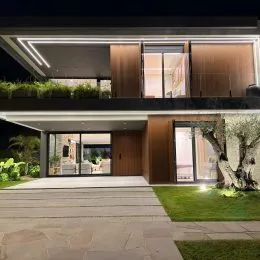 Foto da fachada moderna de uma residência em Lajeado, Brasil.