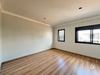 Foto de um ambiente interno com piso de madeira clara.