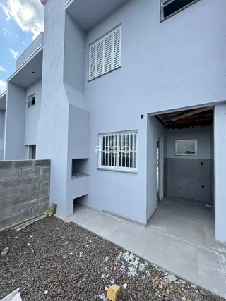 Fachada externa de uma residência em Lajeado, Brasil com jardim de pedras na frente.