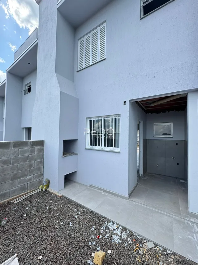 Fachada externa de uma residência em Lajeado, Brasil com jardim de pedras na frente.