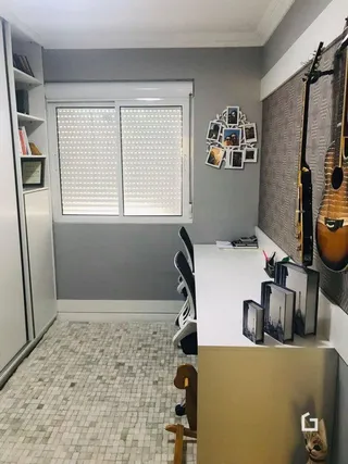Hall com paredes cinzas e piso de cerâmica.