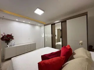 Quarto com cama e armário branco em um imóvel no Brasil.