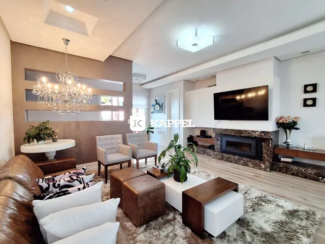 Sala de estar moderna com sofá e poltronas em um ambiente bem iluminado.