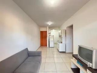 Ambiente interno de uma casa em Lajeado, Brasil, mostrando uma área de circulação e cozinha.