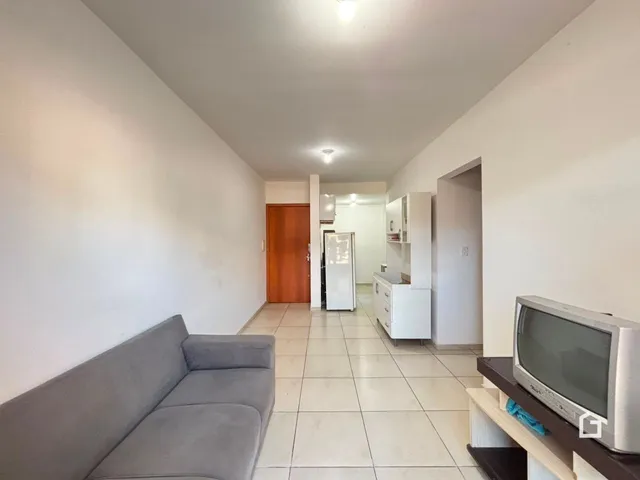 Ambiente interno de uma casa em Lajeado, Brasil, mostrando uma área de circulação e cozinha.