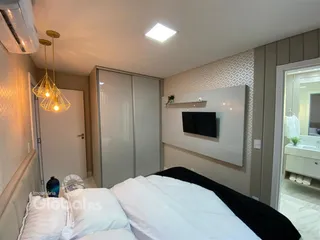 Quarto com cama e guarda-roupa em um apartamento.