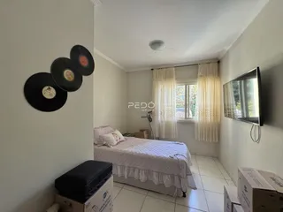 Quarto com cama e janela em um imóvel no Brasil.