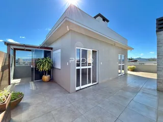 Fachada moderna de uma residência em Lajeado, Brasil, com área externa pavimentada.