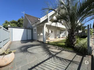 A fachada de uma casa em Lajeado, Brasil, com jardim e cerca.