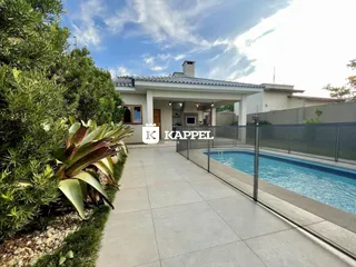 Vista externa da casa com piscina e jardim em Lajeado.