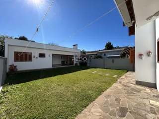 Fachada de uma casa com jardim gramado em Lajeado, Brasil.