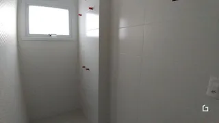 Parede interna branca com uma janela emoldurada.