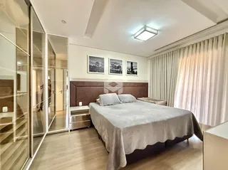 Quarto espaçoso com cama e armários em um apartamento.