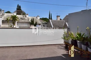 Fachada de uma residência em Lajeado, Brasil, com muro branco.