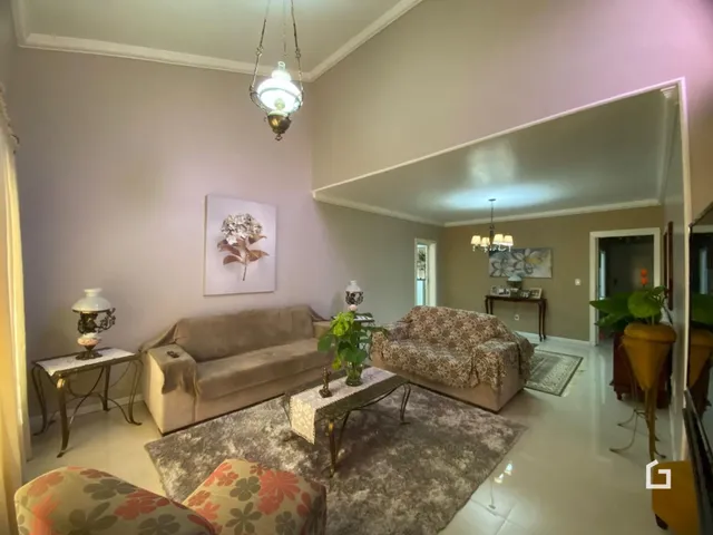 Sala de estar ampla com sofá e decoração em um imóvel no Brasil.