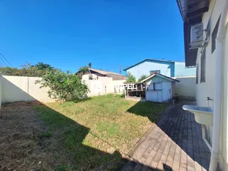 Fachada de uma residência em Lajeado, Brasil, mostrando o jardim frontal e a área externa.