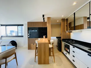 Ambiente moderno de sala de jantar e cozinha em um imóvel no Brasil.