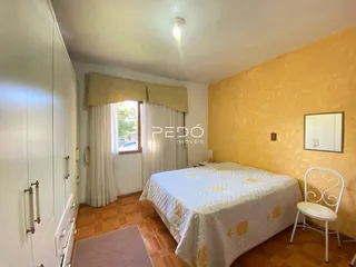 Quarto com cama e guarda-roupa em um imóvel no Brasil.