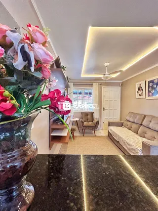 Sala de estar com sofá e decoração moderna.