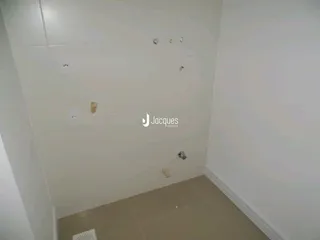 Foto de um interior com paredes brancas e piso claro.