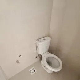 Foto de um vaso sanitário branco em um ambiente.