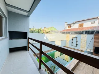 Foto de uma varanda com vista para uma piscina em Lajeado.