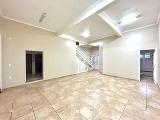 Foto de um ambiente interno com piso de cerâmica claro.