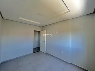 Hall da propriedade em Lajeado com piso de cerâmica claro.