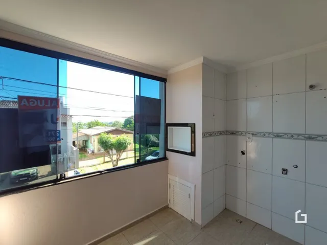 Vista da sala com grande janela.