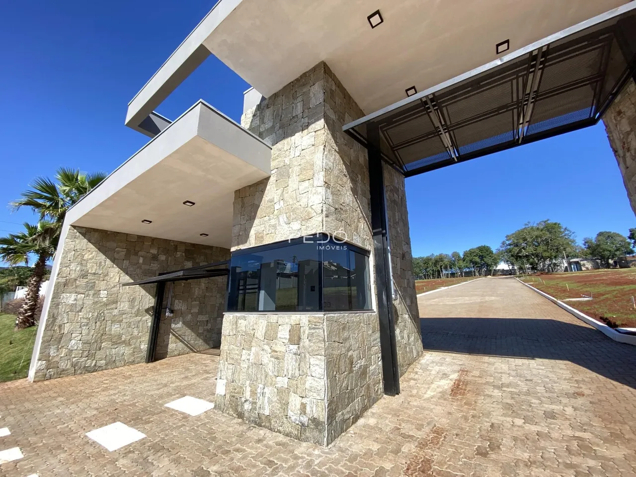 Fachada de uma residência com revestimento de pedra em Lajeado, Brasil.